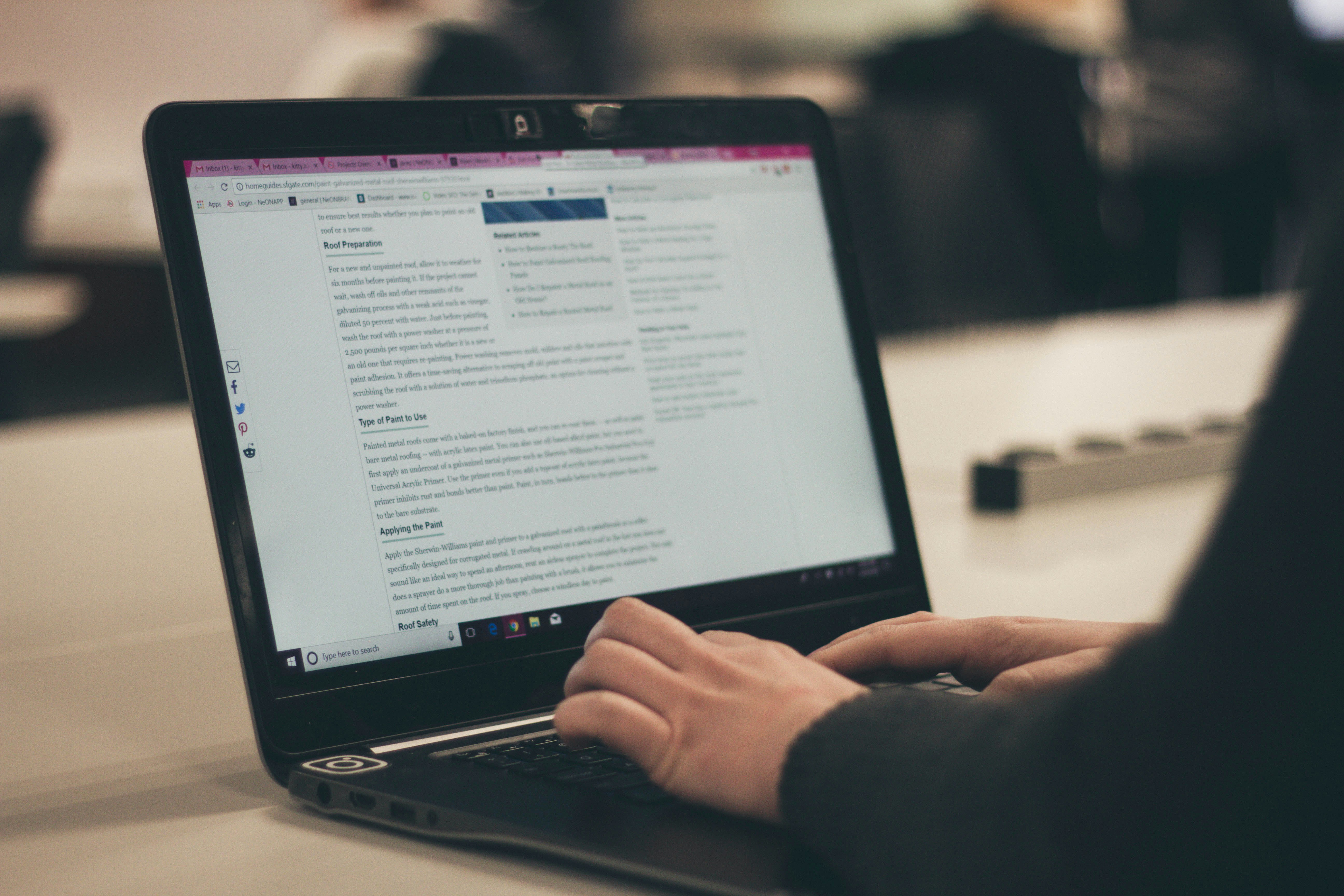 Person using laptop to find best AI tool for writing SEO rich blog content