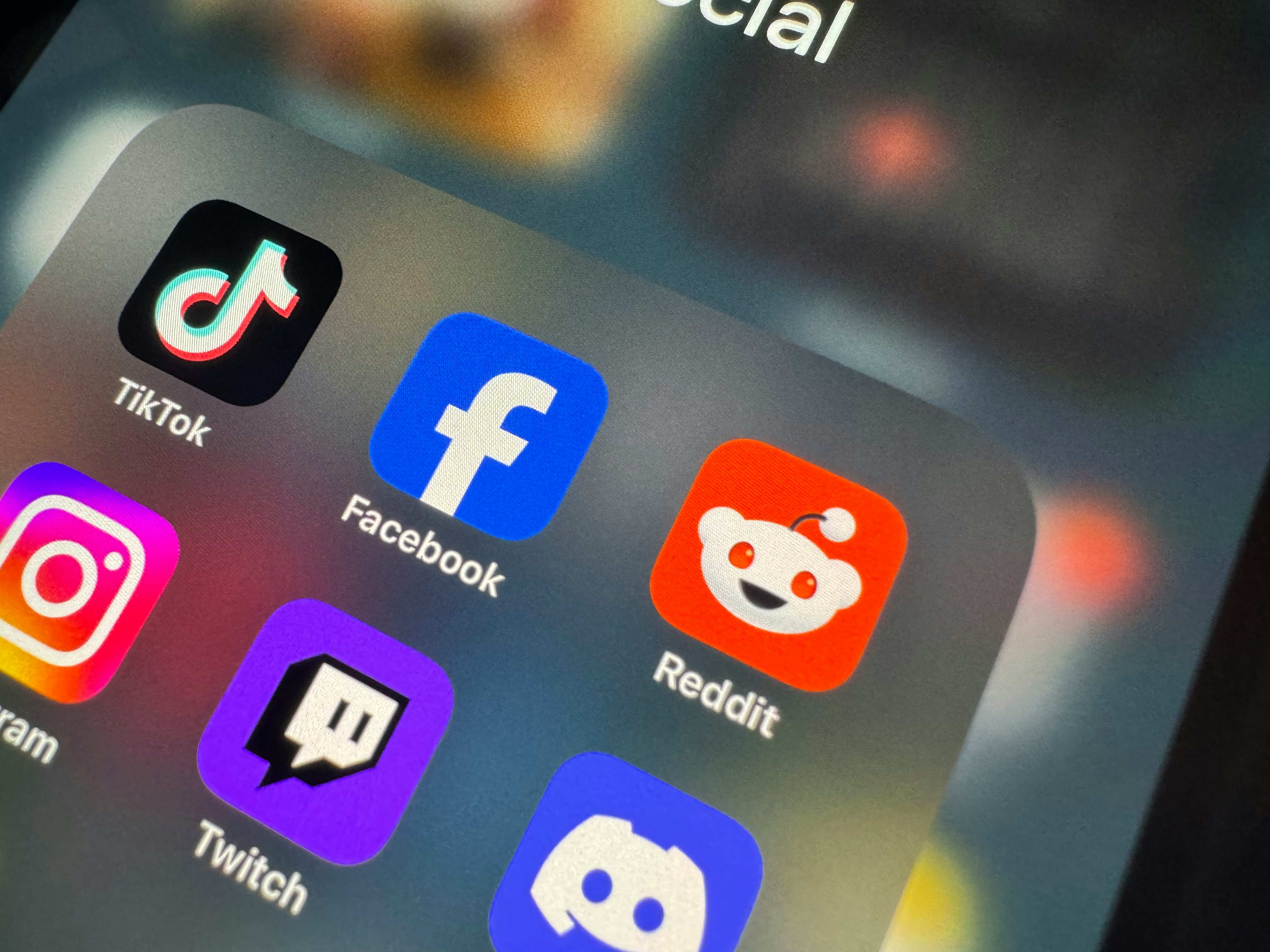 AI avatar creating automated Reddit story videos for TikTok using Argil