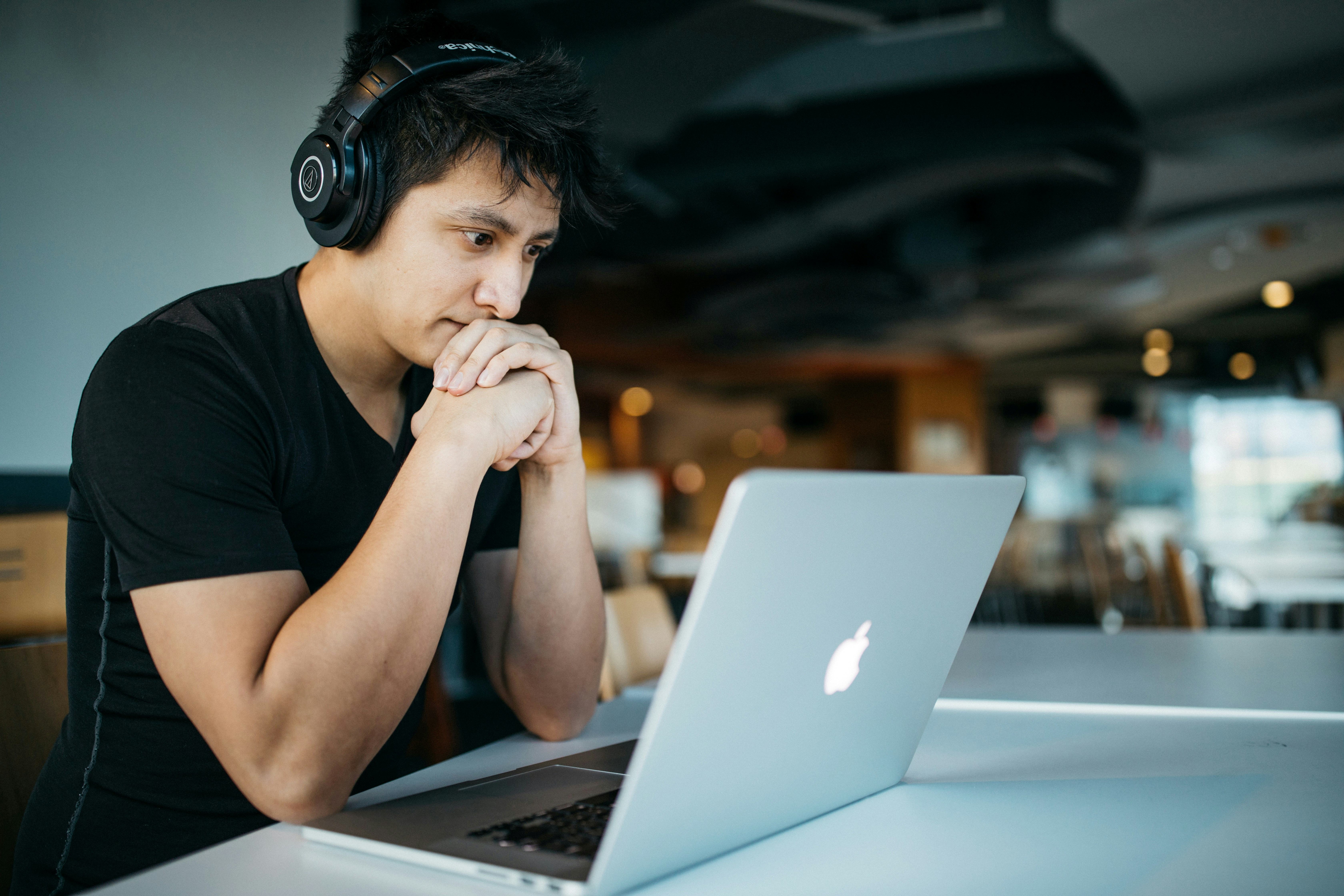 Laptop setup for side hustles for college students in 2026